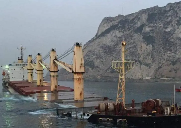 El OS 35, semihundido frente a Gibraltar