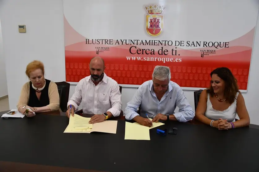 Firme del convenio con Alternativas