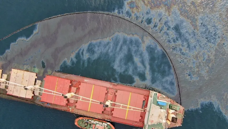 Vertido fuera de las barreras anticontaminaci&oacute;n