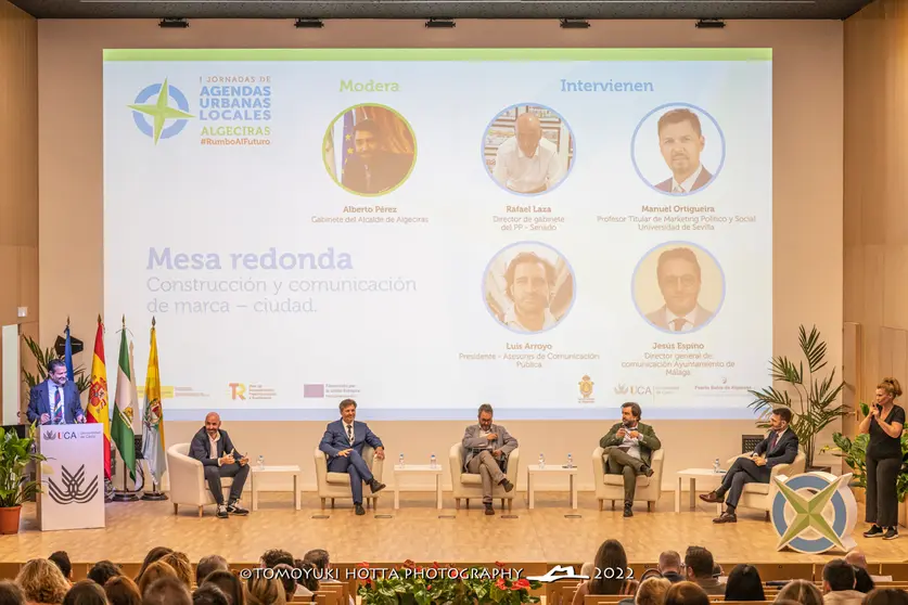 Mesa redonda marca ciudad/ Tomoyuki Hotta