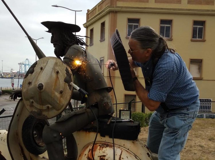 Carlos Alfonso Ortega realiza algunos 'retoques' al Quijote de la Vespa