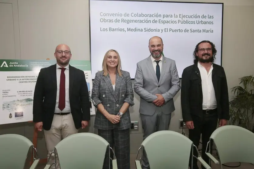 La consejera y los alcaldes del Puerto de Santa Mar&iacute;a, Los Barrios y Medina, en la firma del Convenio