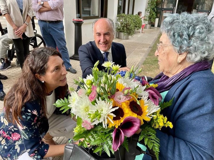 La consejera y el alcalde de Algeciras visitando la residencia de mayores