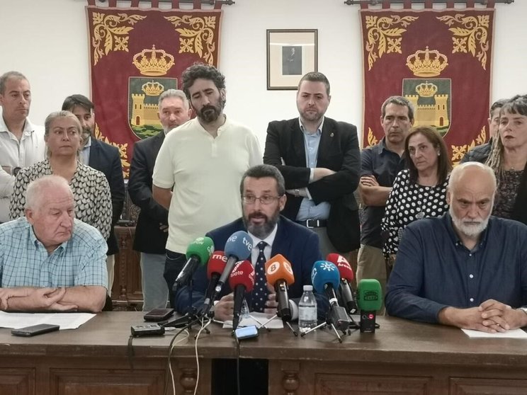 Juan Franco y Equipo de Gobierno, en una rueda de prensa