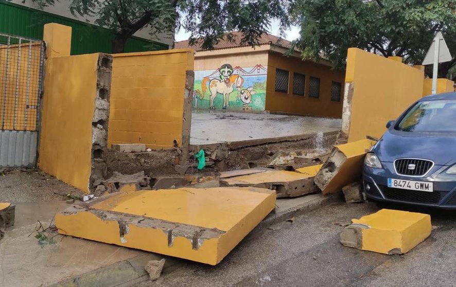 El muro del colegio, tras derrumbarse