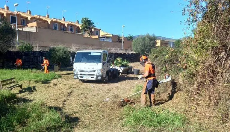 Trabajos de desbroce en el parque del rio P&iacute;caro