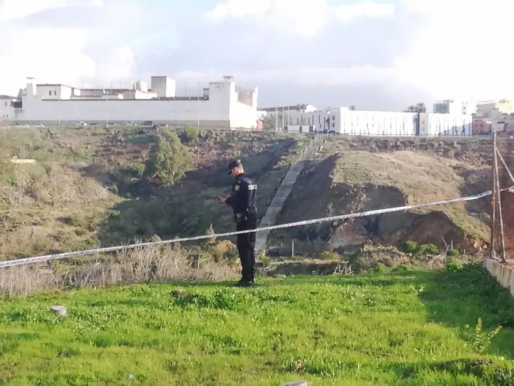 Un agente de la Polic&iacute;a, en el lugar del hallazgo