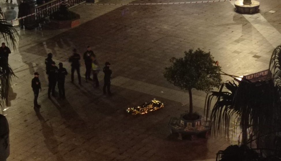 Agentes de la Policía Nacional, junto al cuerpo de la víctima mortal del ataque en la Plaza Alta