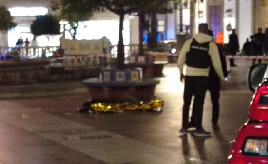 Agentes de la Policía Nacional, junto al cadáver de la víctima en la Plaza Alta