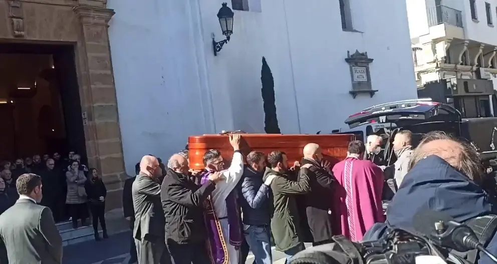 Momento del traslado del f&eacute;retro