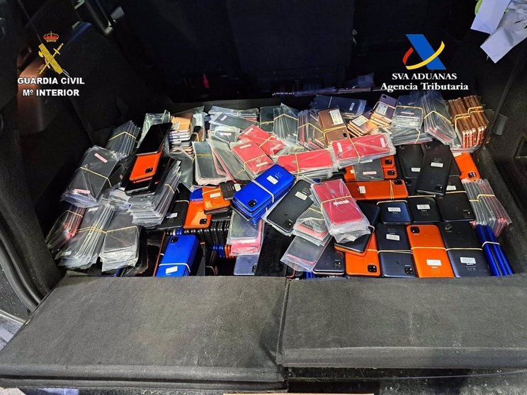 Descubiertos 1.300 móviles en Tarifa en un vehículo con destino a Tánger