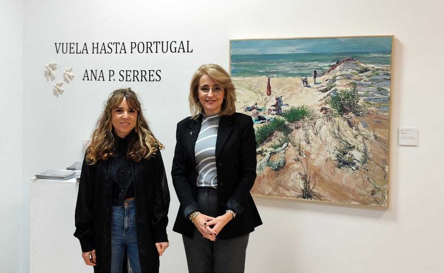 Pilar Pintor con la artista de la exposición, Ana P. Serres