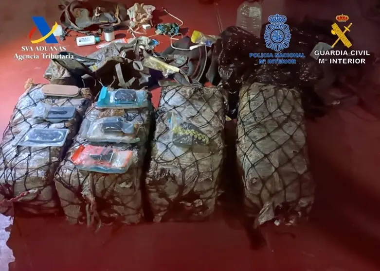 Fardos de Coca&iacute;na hallados junto al ancla