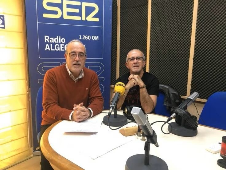 El actual director de SER Algeciras, Joaquín Guirval, con su predecesor Juan Carlos Narváez