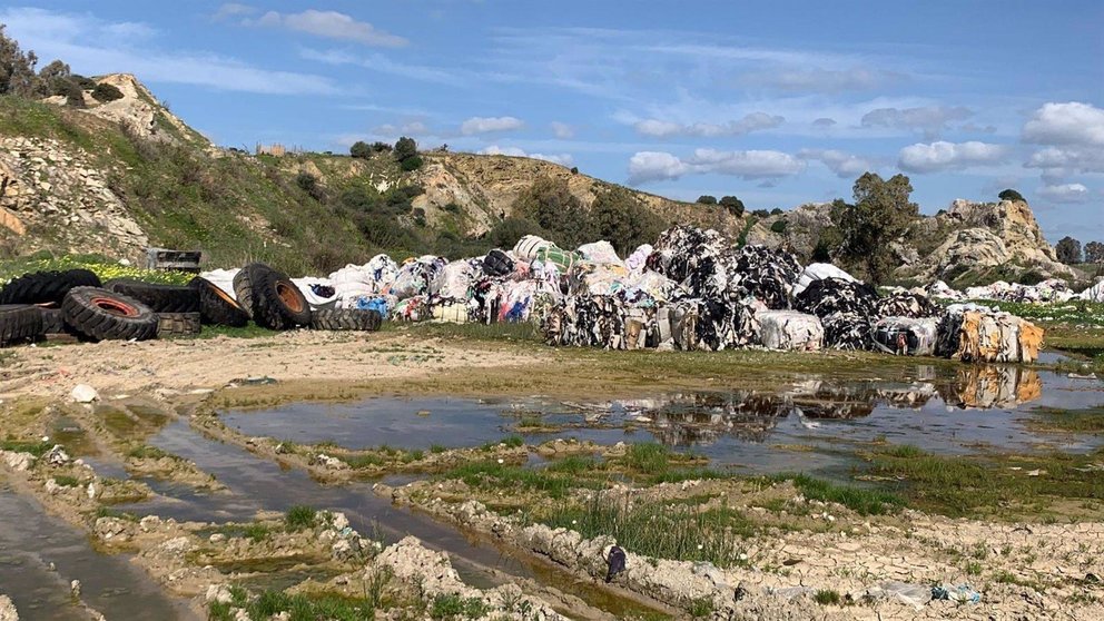 Vertedero ilegal de restos textiles en Algeciras - VERDEMAR