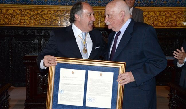 José Cabello recibe el reconocimiento como Hijo Predilecto de manos del alcalde, José Ignacio Landaluce