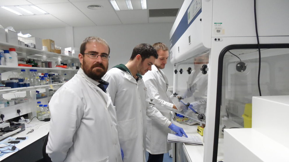 El científico español Asier Unciti, en el laboratorio del Institute of Genetics and Cancer de la Universidad de Edimburgo
