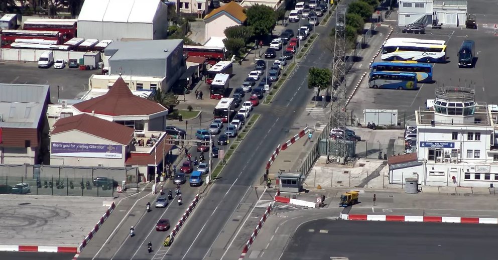 Vehículos cruzando la pista de aterrizaje del aeropuerto de Gibraltar