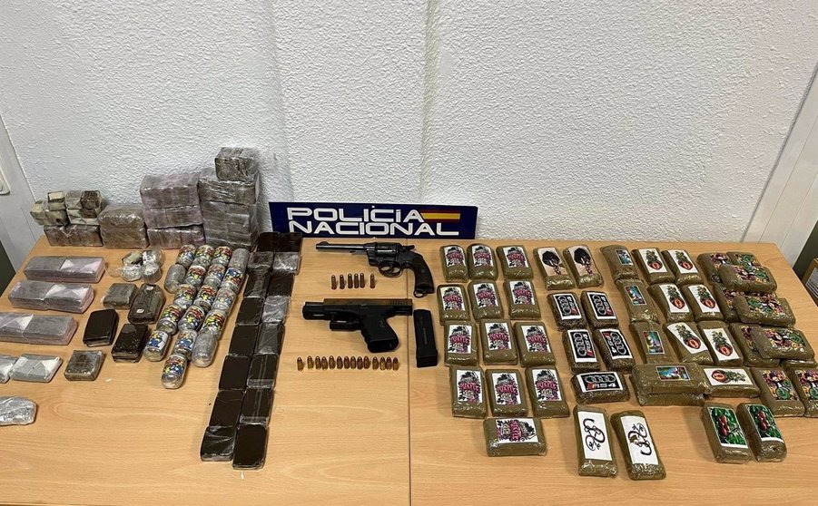 Droga, armas y efectos intervenidos a la organización que actuaba en el Campo de Gibraltar. - POLICÍA NACIONAL