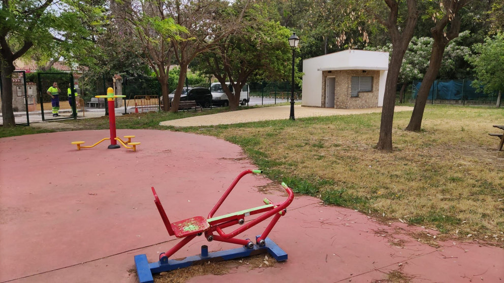 Estado de un parque infantil en Guadacorte