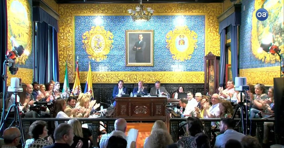 El Pleno aplaude a los asistentes con raíces en Villajoyosa