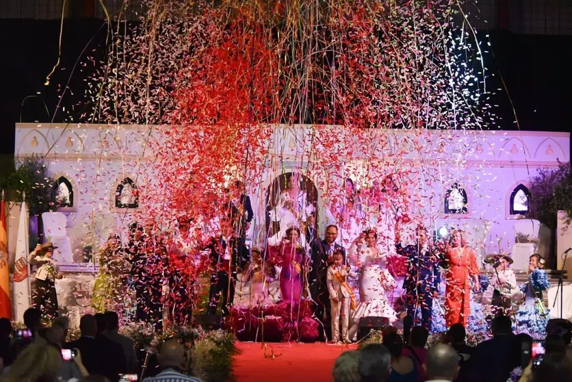 Lluvia de confeti en el primer d&iacute;a de la Feria y Romer&iacute;a de Castellar