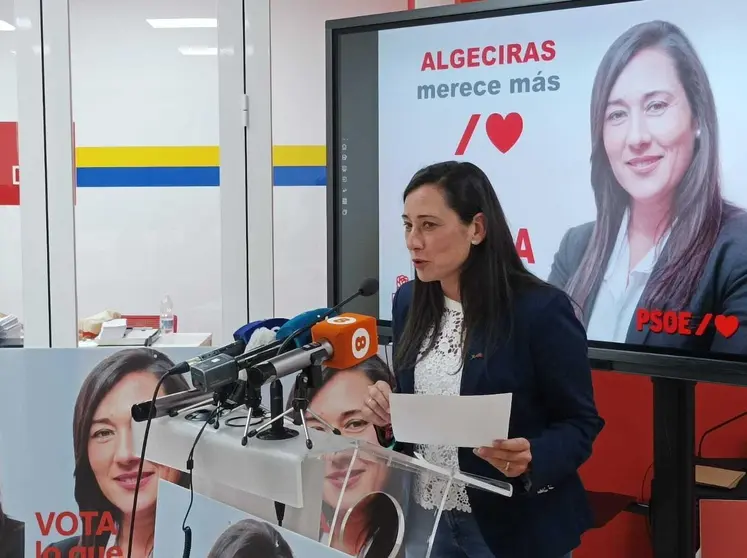 Roc&iacute;o ense&ntilde;ando documento Junta Electoral Provincial