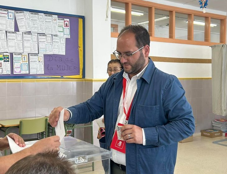 Adrián Vaca votando