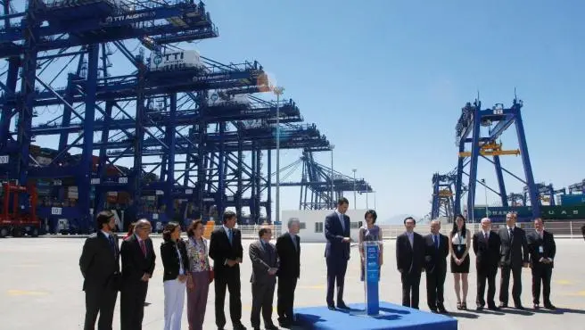 Felipe VI, durante la inauguraci&oacute;n de la terminal TTI en el puerto de Algeciras
