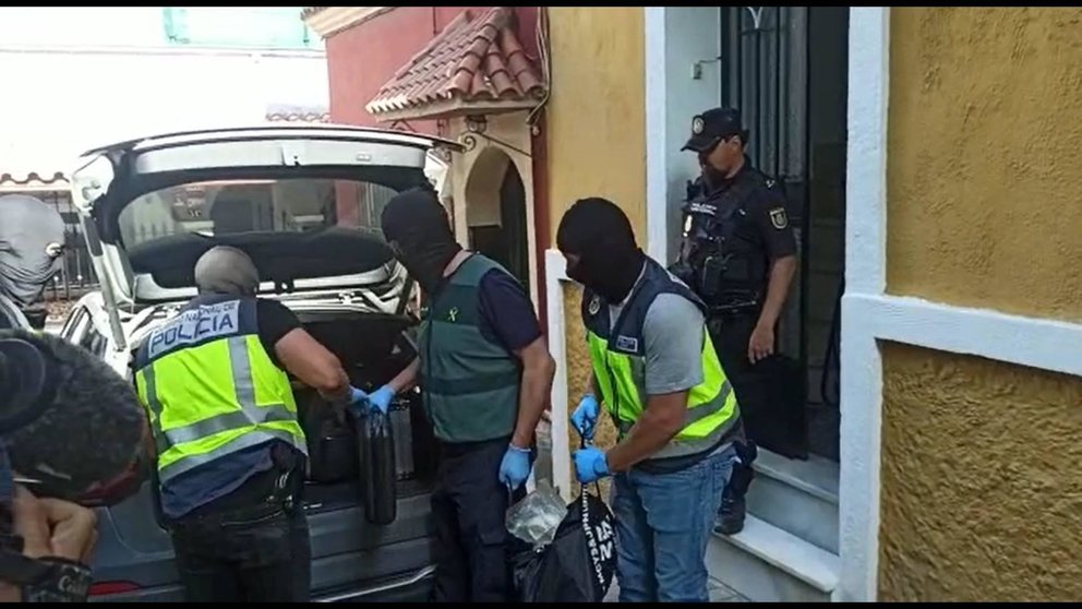 La Policía saca cajas de la vivienda de la calle Salamanca de Algeciras, en la que una persona ha sido detenida