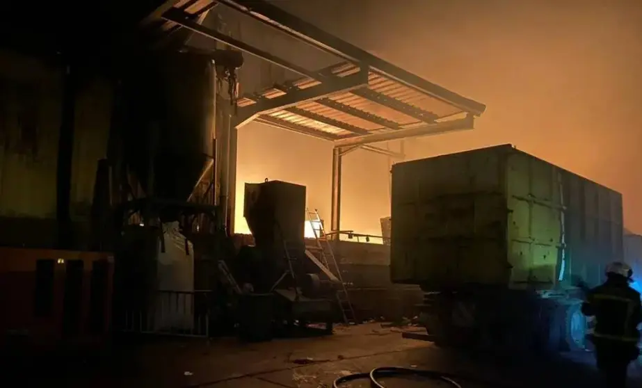 Los Bomberos, durante la extinci&oacute;n (1)
