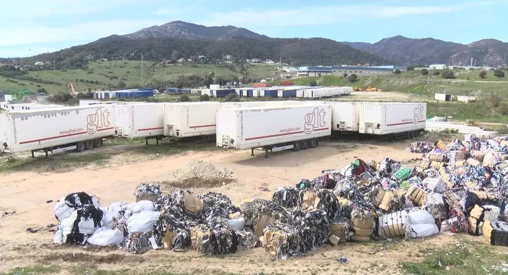 Vertedero de material textil en el Cortijo Real