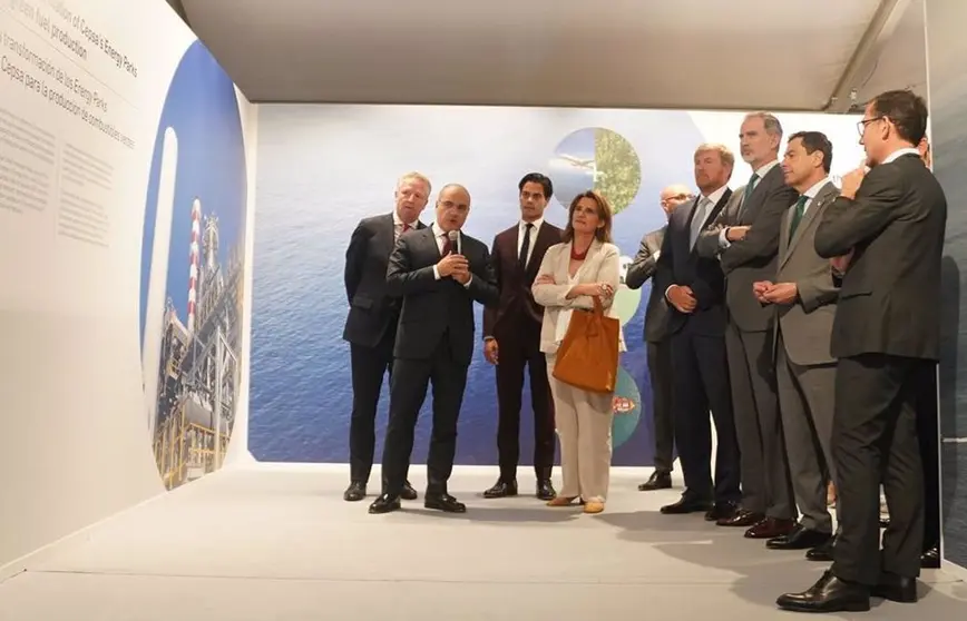 Los reyes de Espa&ntilde;a y Pa&iacute;ses Bajos, junto con el presidente andaluz y la ministra Teresa Ribera, en la presentaci&oacute;n de la conexi&oacute;n Algeciras-Rotterdam de hidr&oacute;geno verde - JUNTA DE ANDALUC&Iacute;A