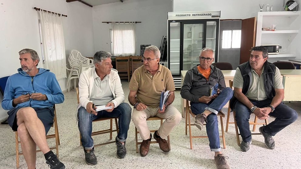 Pepe Santos (centro) será investido alcalde tras su pacto con Nuevos Aires