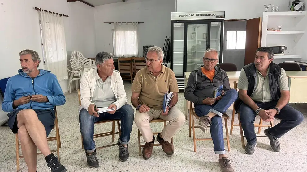 Pepe Santos (centro) ser&aacute; investido alcalde tras su pacto con Nuevos Aires