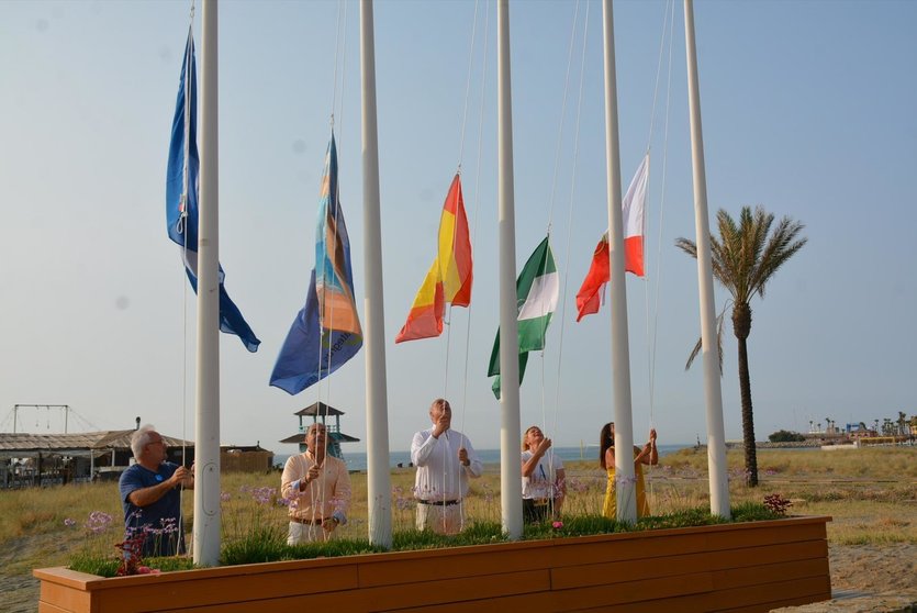 Izado de la bandera azul en la playa de Torreguadiaro