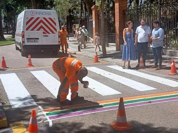 Pintado del arco iris en los pasos de peatones