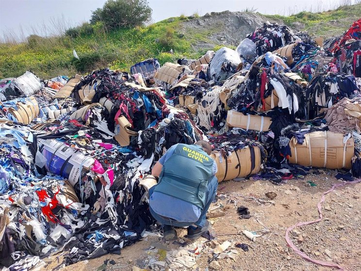 Vertido de 1.700 toneladas de residuos textiles en el Cortijo Real de Algeciras - GUARDIA CIVIL