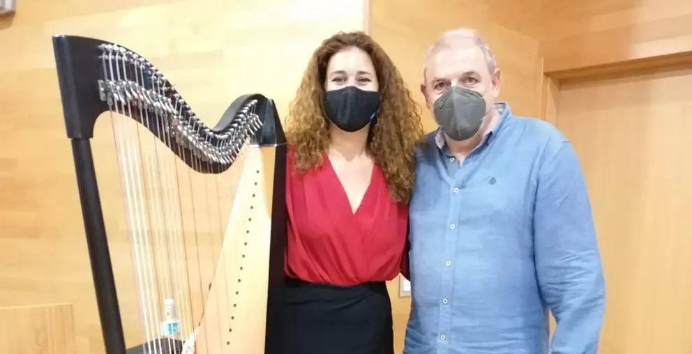 Javier Mu&ntilde;oz, junto a la artista Ana Crism&aacute;n (1)