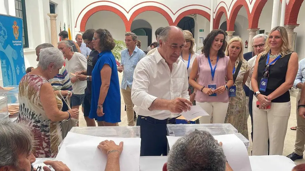 Landaluce durante su votaci&oacute;n en las &uacute;ltimas municipales