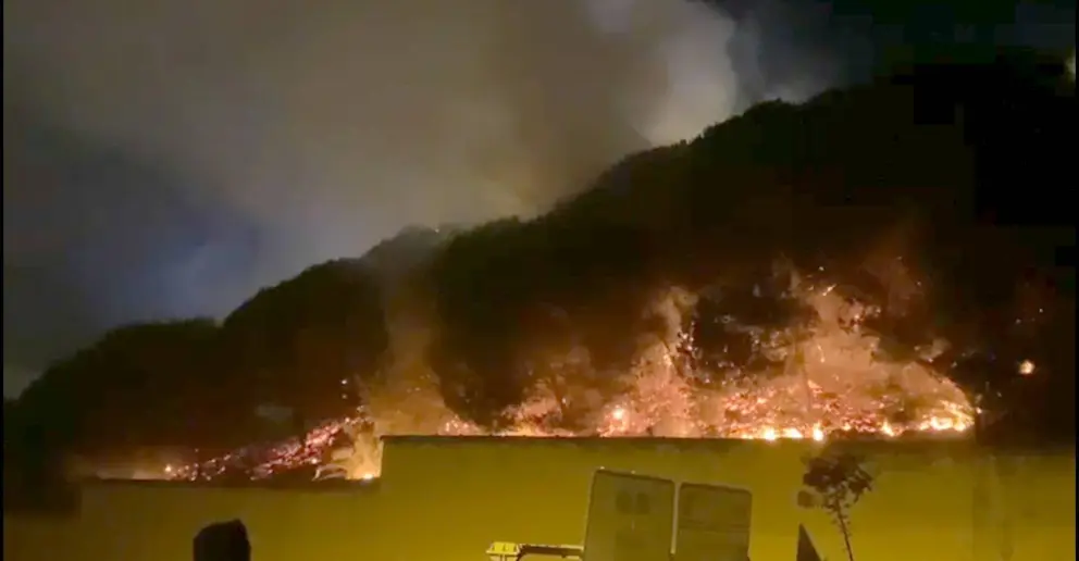 Incendio de matorral, junto al acceso al centro comercial