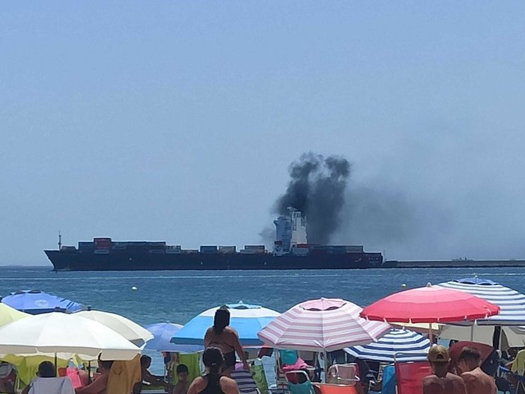 Nube negra emitida este domingo por un buque frente a El Rinconcillo