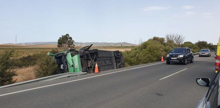 Imagen del autobús volcado tras el accidente. Foto Diego España (1)