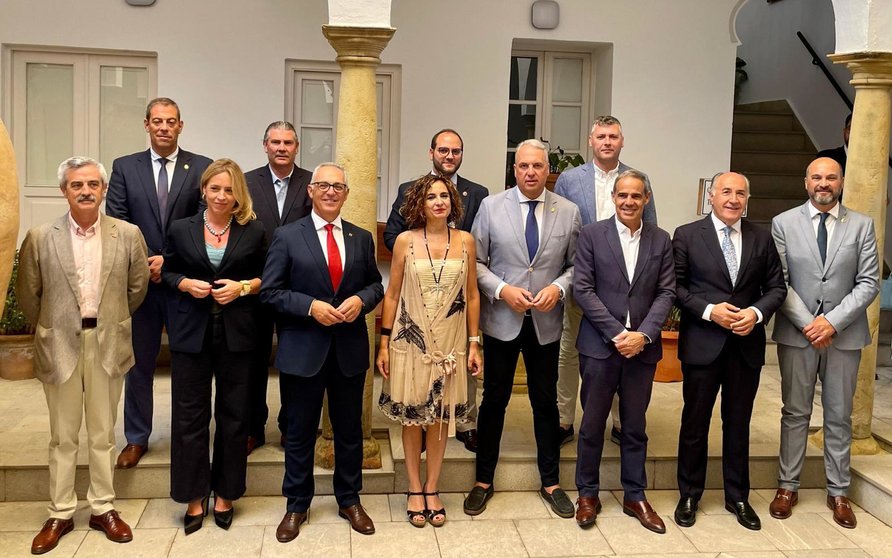 Los ocho alcaldes, en la foto de familia con la ministra Montero