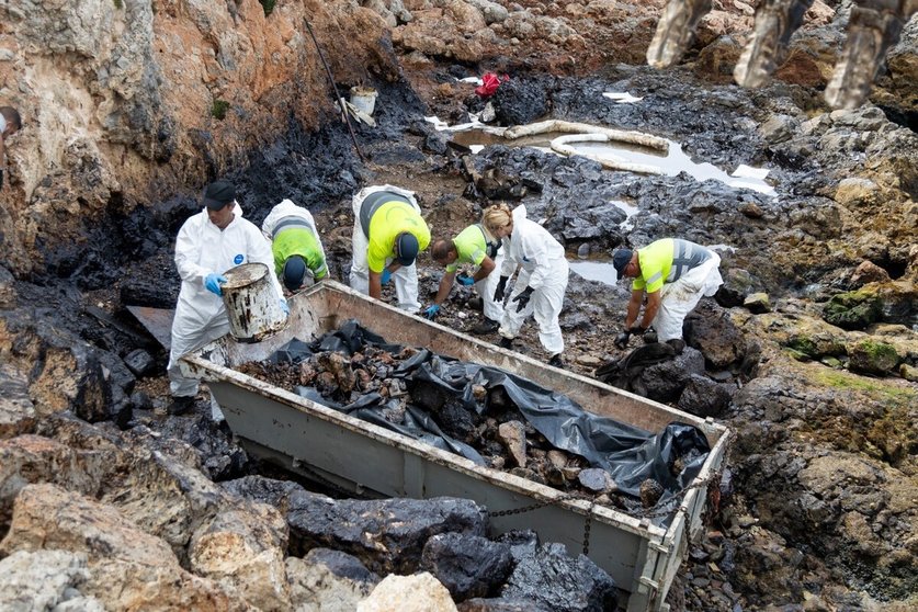 Trabajos de limpieza de restos del vertido en Gibraltar