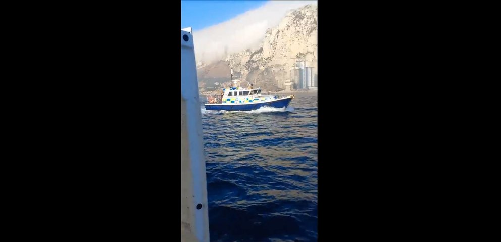 La patrullera de la Policía de Gibraltar sigue de cerca al pesquero, esta mañana
