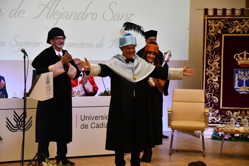 Alejandro Sanz investido como doctor Honoris Causa por la UCA