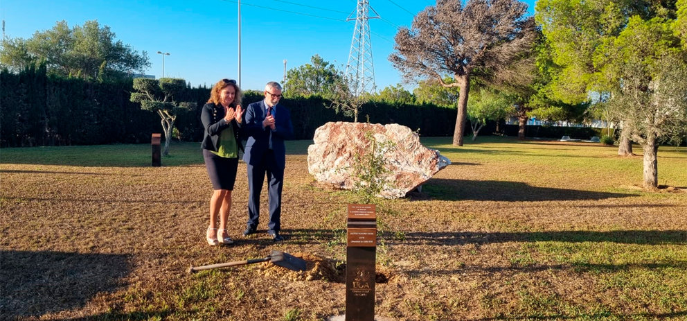 Piniella y Bellido plantan el árbol en honor a Alejandro Sanz