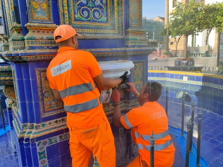 Trabajos de restauración en la fuente de la Plaza Alta