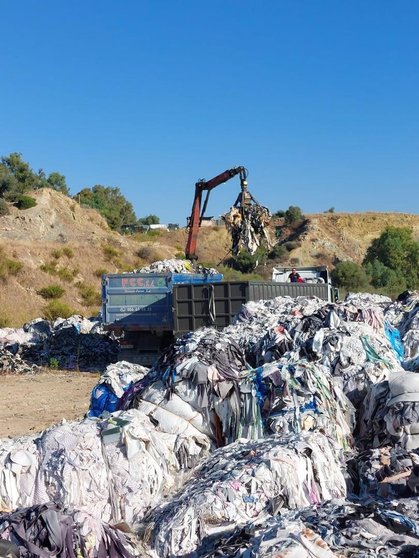 Zona Franca de Cádiz inicia la retirada de las más de 1.000 toneladas de vertido ilegal de restos textiles en Algeciras - ZONA FRANCA DE CÁDIZ